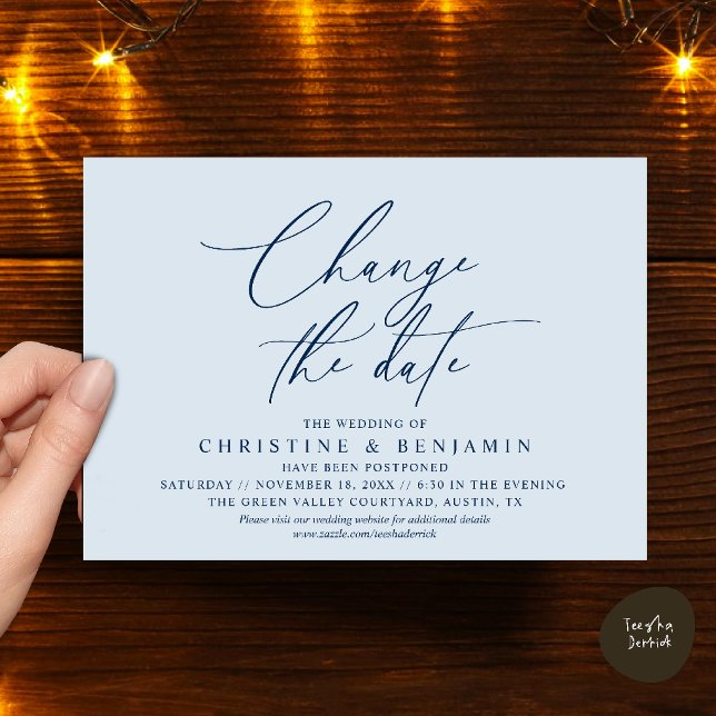 Invitación Elegante cambio de fecha de la boda posponer  (Elegant Script Change the Date Wedding Postponement Invitation Card in Misty Navy Blue)