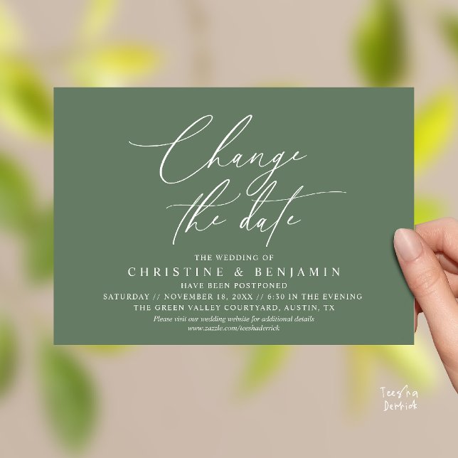 Invitación Elegante cambio de fecha de la boda posponer  (Elegant Script Change the Date Wedding Postponement Invitation Card in Sage Green)