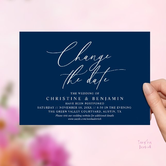 Invitación Elegante cambio de fecha de la boda posponer  (Elegant Script Change the Date Wedding Postponement Invitation Card in Navy Blue)