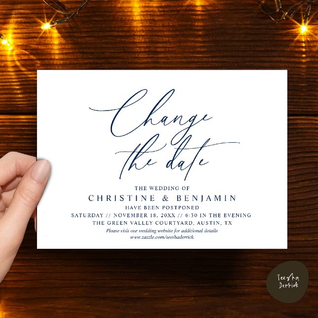 Invitación Elegante cambio de fecha de la boda posponer  (Elegant Script Change the Date Wedding Postponement Invitation Card in Navy Blue)