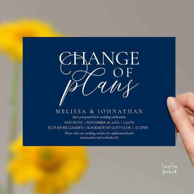 Invitación Elegante cambio de planes de boda pospuestos (Chic Typographic Wedding Postponement Change of plans Date Changed Invitation Card in Navy Blue)