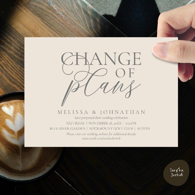 Invitación Elegante cambio de planes de boda pospuestos (Chic Typographic Wedding Postponement Change of plans Date Changed Invitation Card in Cream Grey)