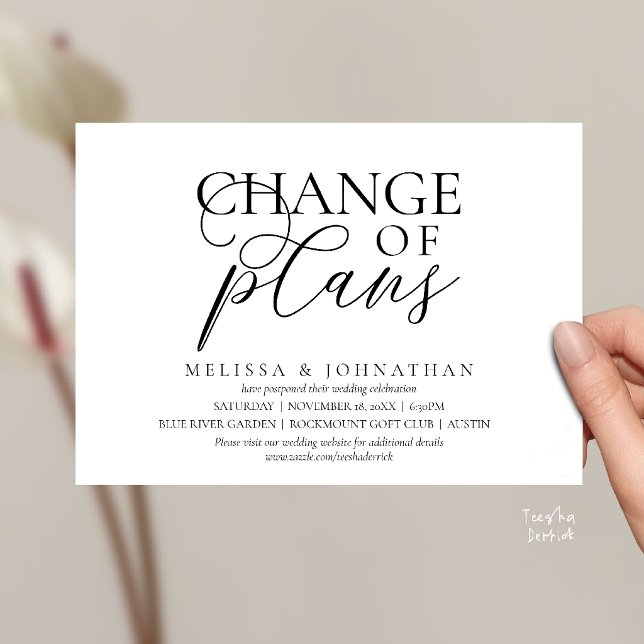 Invitación Elegante cambio de planes de boda pospuestos (Chic Typographic Wedding Postponement Change of plans Date Change Invitation Card in Black and White)