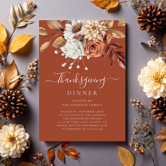 Invitación Elegante cena de Acción de Gracias floral en Terra (Elegant Terracotta Fall Floral Thanksgiving Dinner Invitation)