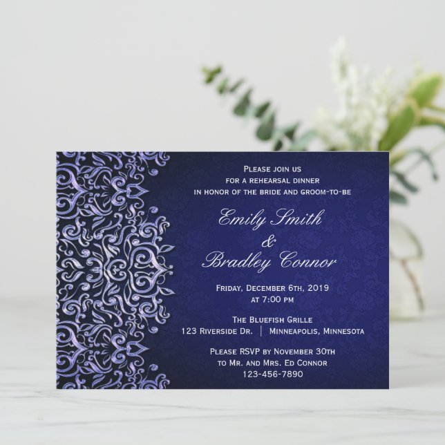 Invitación Elegante cena de ensayo en damasco blanco y azul (Anverso de pie)