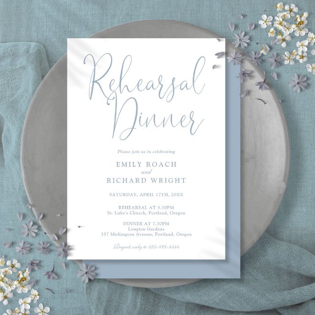 Invitación Elegante cena de ensayo en guion moderno polvorien (Elegant Modern Script Dusty Blue Rehearsal Dinner Invitation)
