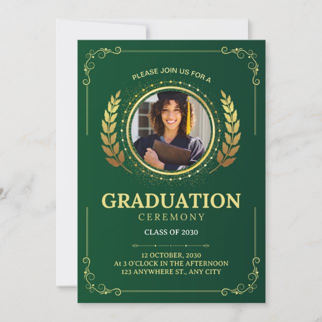 Invitación Elegante ceremonia de graduación verde y de oro (Anverso)