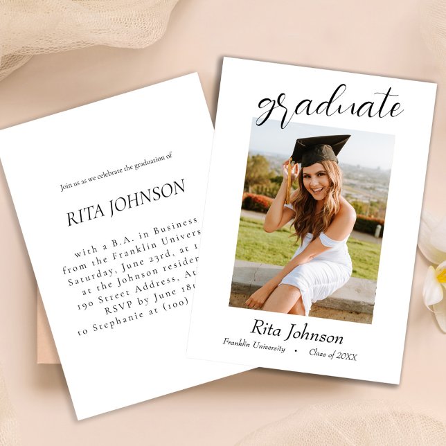 Invitación Elegante Clase Blanca Negra De Foto Graduada En 20 (Elegant Black White Class Of 2024 Photo Graduation Invitation)