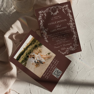 Invitación Elegante Código QR de Chocolate Marrón con Flores 