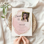 Invitación Elegante color de agua rosada dulce 16 cumpleaños<br><div class="desc">Este diseño moderno incluye un encabezado de guión y un texto personalizado sobre una salpicadura de acuarela delineado en un marco de forma geométrica de oro. Utilice el formulario de plantilla para agregar el texto. Los menús de edición avanzados, a los que se accede a través de la Herramienta de...</div>