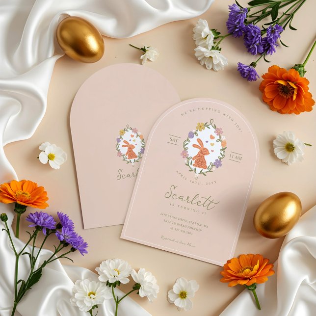 Invitación Elegante Conejo de Pascua Escudo Primavera Cumplea (Elegant Easter Bunny Crest Spring Floral Birthday Invitation)