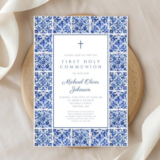 Invitación Elegante Cross Blue Tiles Boy Primera Comunión (Elegant Cross Blue Tiles Boy First Communion Invitation)
