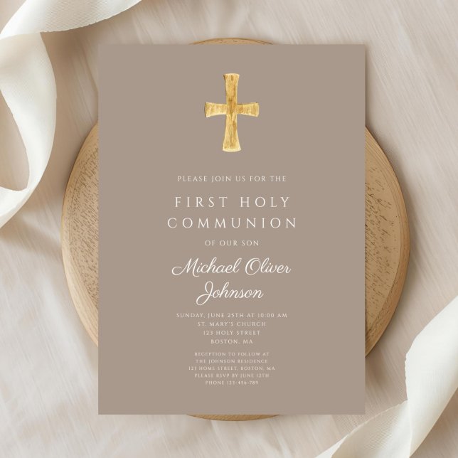 Invitación Elegante Cruce de Taupe Primera Comunión (Elegant Taupe Cross Boy First Communion Invitation)