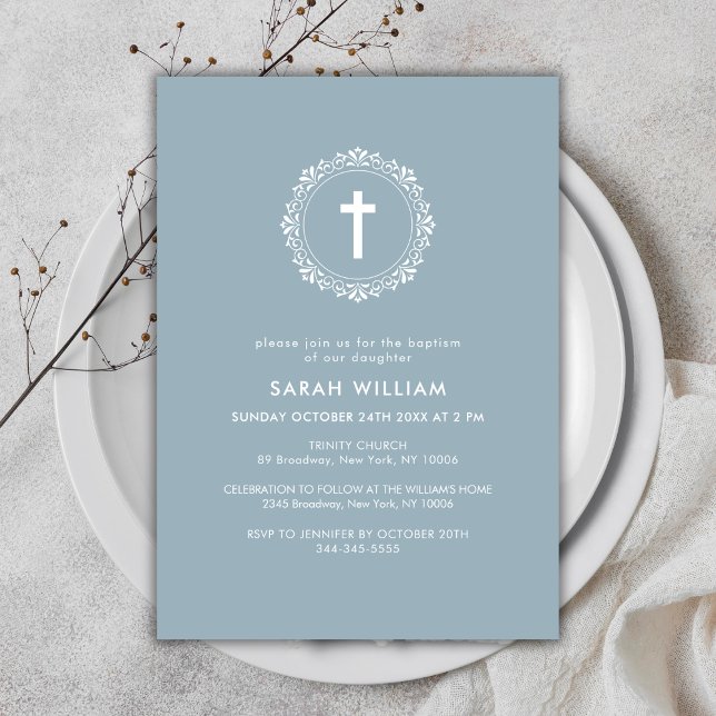 Invitación Elegante cruz clásica azul turbio bautismo de coro (Dusty Blue Elegant Classic Cross Wreath Baptism Invitation)