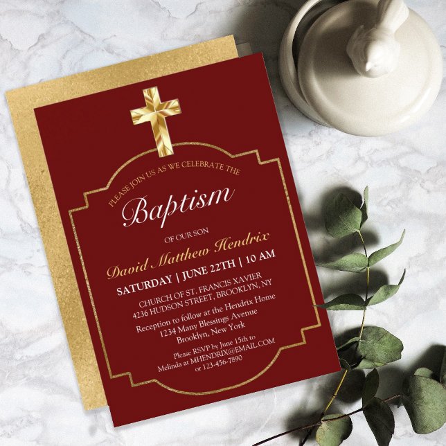 Invitación Elegante cruz dorada borgoñona bautizo (Subido por el creador)