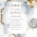 Invitación Elegante cualquier número de plata, cumpleaños cel<br><div class="desc">Una invitación de cumpleaños espléndida con la capacidad de añadir cualquier número de cumpleaños e incluso cambiar el texto de "celebración" por "fiesta", "fiesta de cena" "brunch" o lo que quieras! Hermosa acuarela de fondo celeste con cielo, estrellas, fases lunares enmarcando tu información. Cumpleaños en caligrafía escrita a mano moderna....</div>