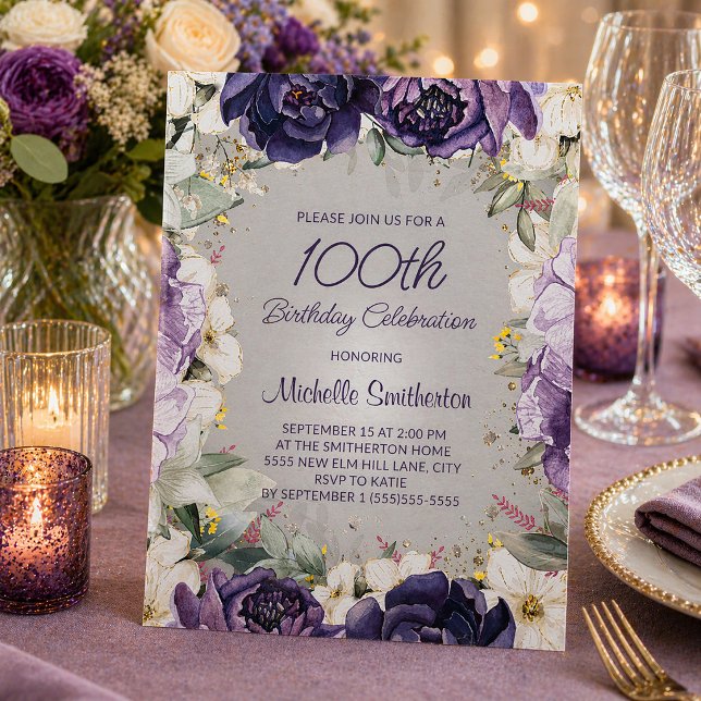 Invitación Elegante Cumpleaños 100 Glitter Floral Blanco Mora (Purple and white watercolor floral 100th birthday party invitation)