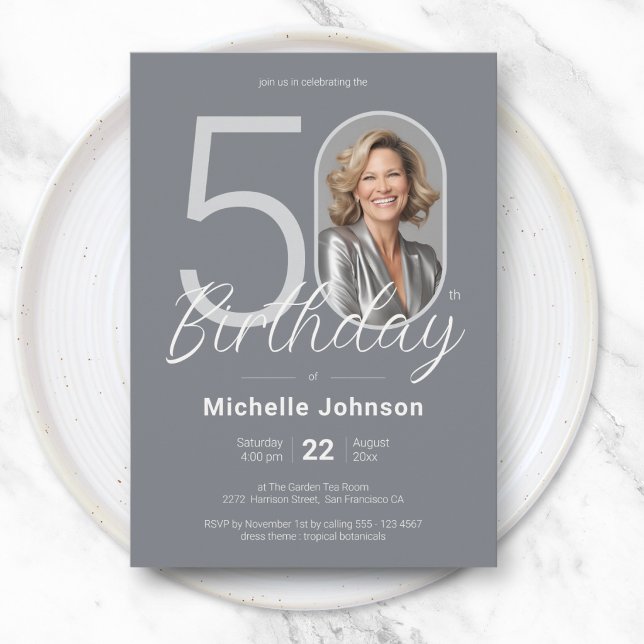 Invitación Elegante Cumpleaños 50 Personalizado Foto Blanco P (Elegant Custom Photo White Silver 50th Birthday Invitation)