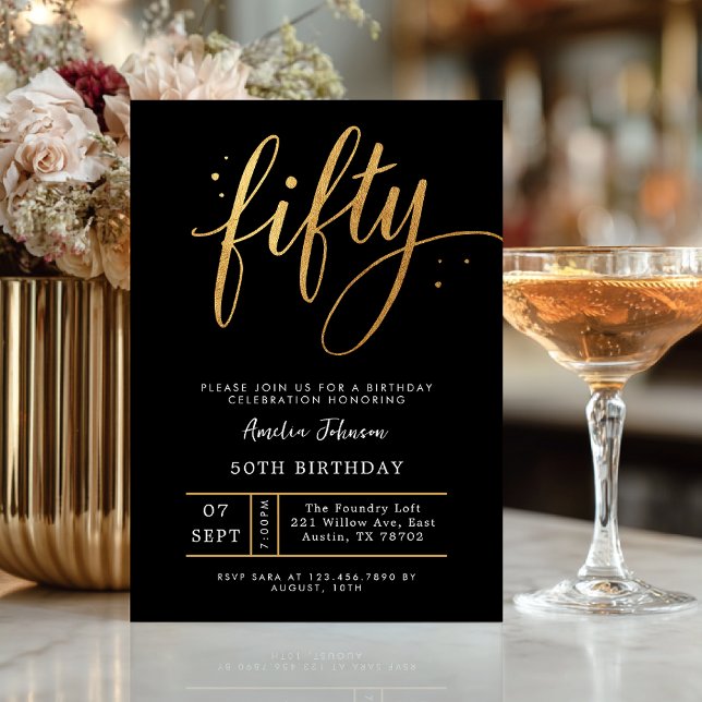 Invitación Elegante Cumpleaños 50 Script Negro y Dorado (Celebrate fifty in timeless style with this elegant black and gold invitation)