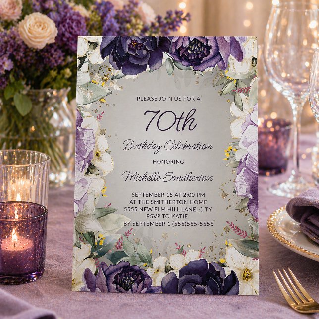 Invitación Elegante Cumpleaños 70 con Brillo Floral Blanco Mo (Purple and white watercolor floral 70th birthday party invitation)