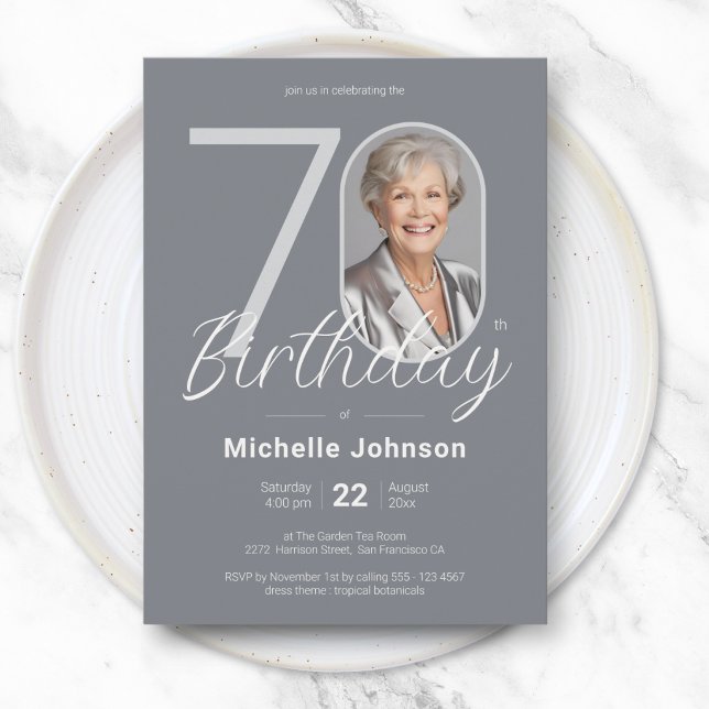Invitación Elegante Cumpleaños 70 Personalizado en Plata (Elegant Silver Custom Photo 70th Birthday Invitation)