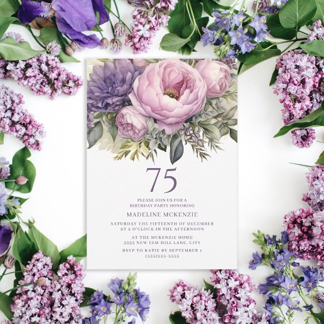 Invitación Elegante Cumpleaños 75 Floral Rosa Púrpura (Elegant purple floral and greenery 75th birthday party invitation for women.)