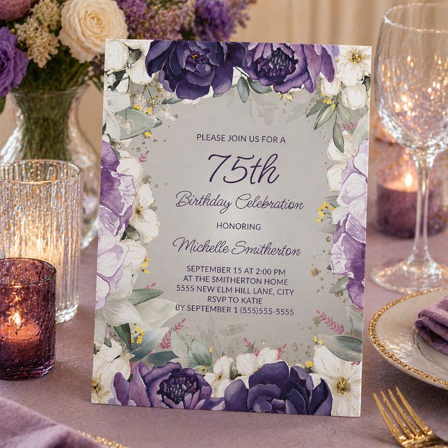 Invitación Elegante Cumpleaños 75 Glitter Floral Blanco Morad (Elegant purple and white watercolor floral 75th birthday party invitation)