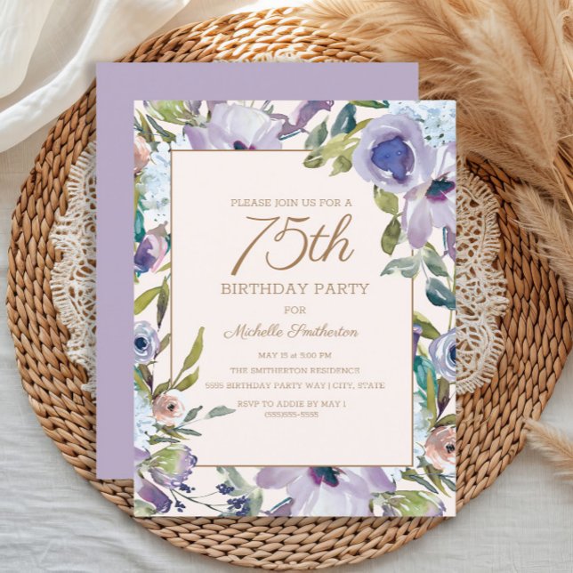 Invitación Elegante Cumpleaños 75 Lila Floral Verde (Purple watercolor floral 75th birthday party invitation)
