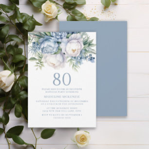 Invitación Elegante Cumpleaños 80 en Azul Polvo Floral Blanco