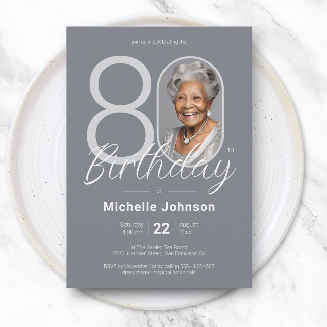Invitación Elegante Cumpleaños 80 Personalizado en Plata (Elegant Silver Custom Photo 80th Birthday Invitation)
