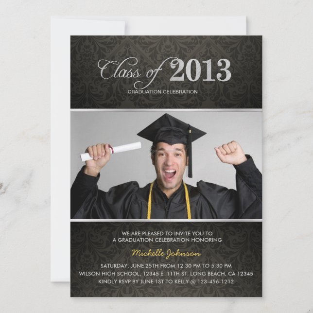Invitación Elegante Damasco negro y gris con graduación de pl (Anverso)