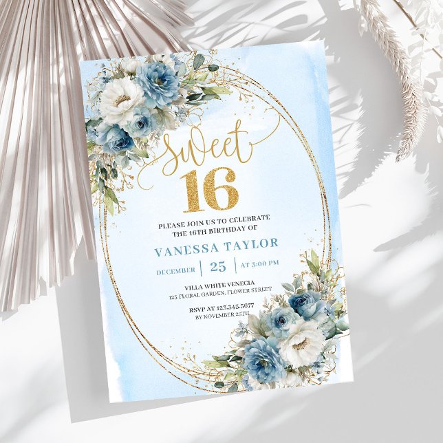 Invitación elegante de cumpleaños número 16 con fl (Stylish Dusty Blue Floral Gold Sweet 16th Invite)