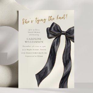 Invitación Elegante ducha de lazo negro que ella está atando