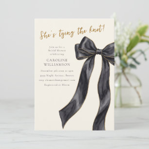 Invitación Elegante ducha de lazo negro que ella está atando 