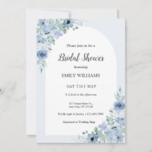 Elegante ducha de novia con flores azules en polvo