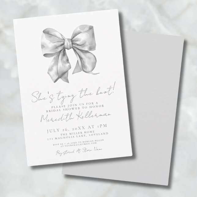 Invitación Elegante Ducha de Novia con Lazo (She's Tying The Knot Bow Bridal Shower Invitation)