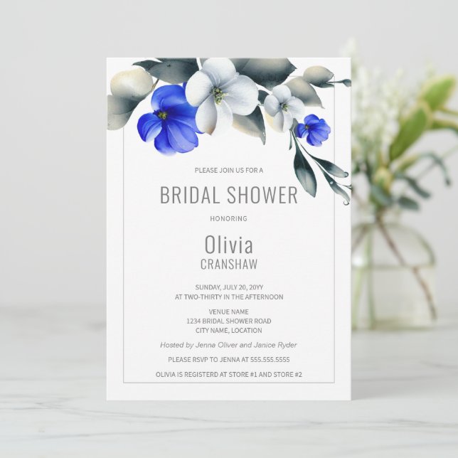 Invitación Elegante ducha de novia floral azul y blanca (Anverso de pie)