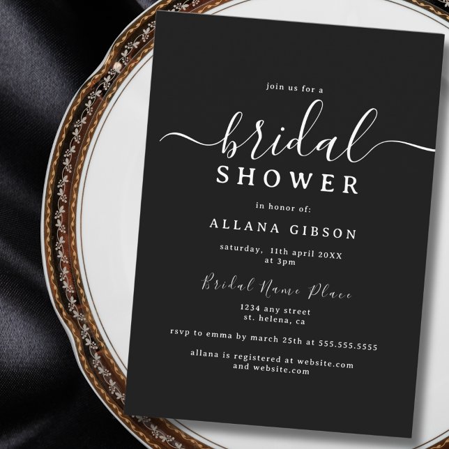 Invitación Elegante ducha de novias en blanco y negro (Elegant black-and-white bridal shower invitation placed on a decorative plate.)
