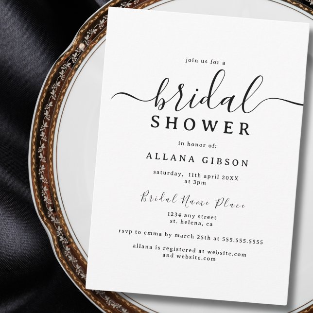 Invitación Elegante ducha de novias en blanco y negro (Elegant black-and-white bridal shower invitation placed on a decorative plate.)