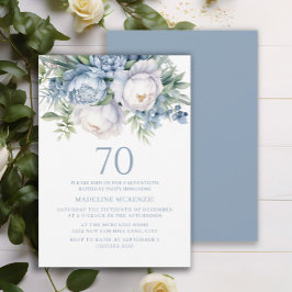 Invitación Elegante Dusty Blue Floral Blanca 70º cumpleaños