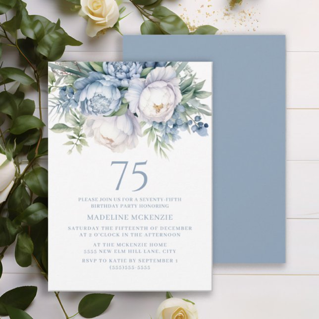 Invitación Elegante Dusty Blue Floral Blanca 75º cumpleaños (Dusty blue and white watercolor floral 75th birthday party invitation)