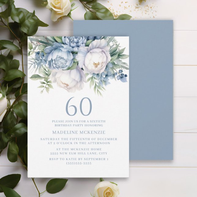 Invitación Elegante Dusty Blue Floral Blanco 60 cumpleaños (Dusty blue and white floral 60th birthday party invitation)