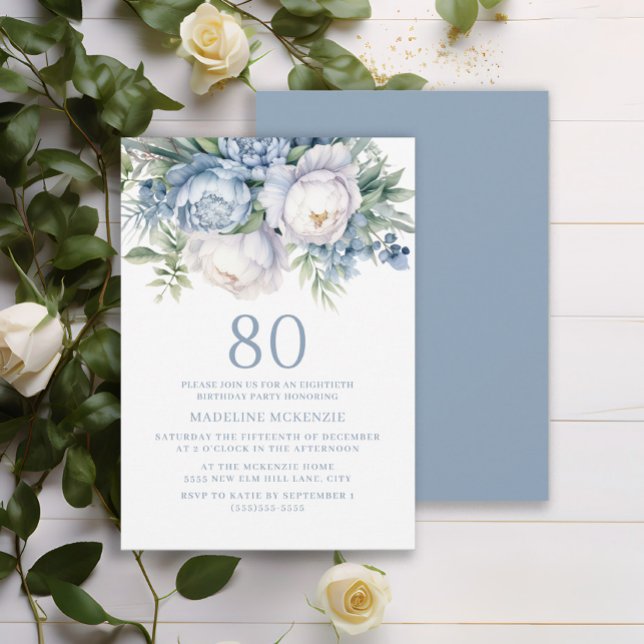 Invitación Elegante Dusty Blue Floral Blanco 80 cumpleaños (Elegant dusty blue and white watercolor floral 80th birthday party invitation)