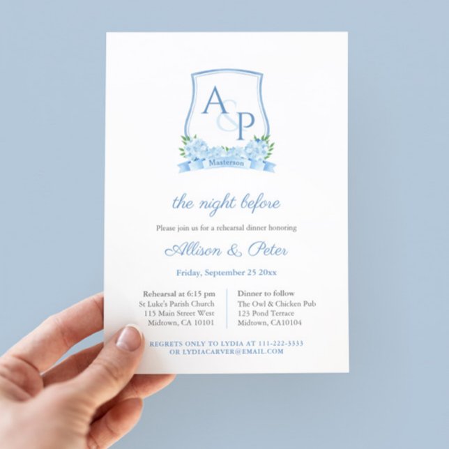 Invitación Elegante Escudo blanco azul Boda ensayo cena (Timeless blue and white watercolor hydrangea monogram wedding crest wedding rehearsal dinner invite)