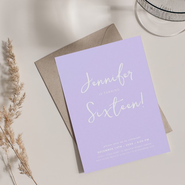 Invitación Elegante estilo moderno estilo minimal Dulce 16 La (Elegant Modern Minimal Script Sweet 16 Lavender Invitation)