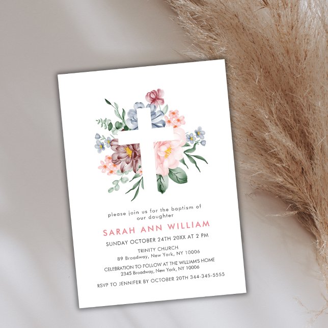 Invitación Elegante Eucalipto Floral Rosa Dusty Baptismo Cruz (Elegant Dusty Pink Floral Eucalyptus Cross Baptism Invitation)