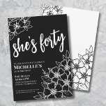 Invitación Elegante Fiesta blanco negro 40 de cumpleaños<br><div class="desc">Elegante 40 años de la fiesta de cumpleaños del blanco negro blanco. Una divertida pero elegante invitación a la fiesta de cumpleaños número 50 con flores negras y blancas para los jóvenes en el corazón. Un patrón de flores juguetón enmarca una tipografía de escritura "ella tiene cuarenta" mezclada con un...</div>