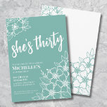 Invitación Elegante Fiesta de 30 años<br><div class="desc">Elegante Treinta Turquesa Verde azulada Invitación a la Fiesta de Cumpleaños 30. Una divertida pero elegante invitación a la fiesta de cumpleaños número 50 con flores azul turquesa o azul verde azulado y blanco para los jóvenes en el corazón. Un patrón de flores juguetón enmarca una tipografía de escritura "ella...</div>