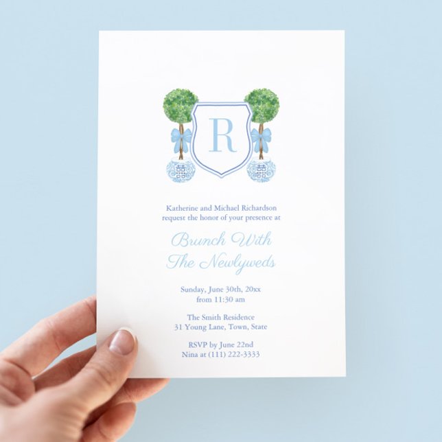 Invitación Elegante Fiesta de Brunch Topiary Monograma NewlyW (Sophisticated monogram newlyweds brunch invitation with boxwood topiary and powder blue bow)