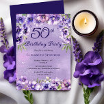 Invitación Elegante fiesta de cumpleaños 50 de violetas púrpu<br><div class="desc">Elegante diseño de color violeta violeta con motivos florales "Fiesta del 50 aniversario",  con una franja floral de violetas en la parte superior y inferior sobre un fondo violeta y blanco de polvo de estrellas.</div>